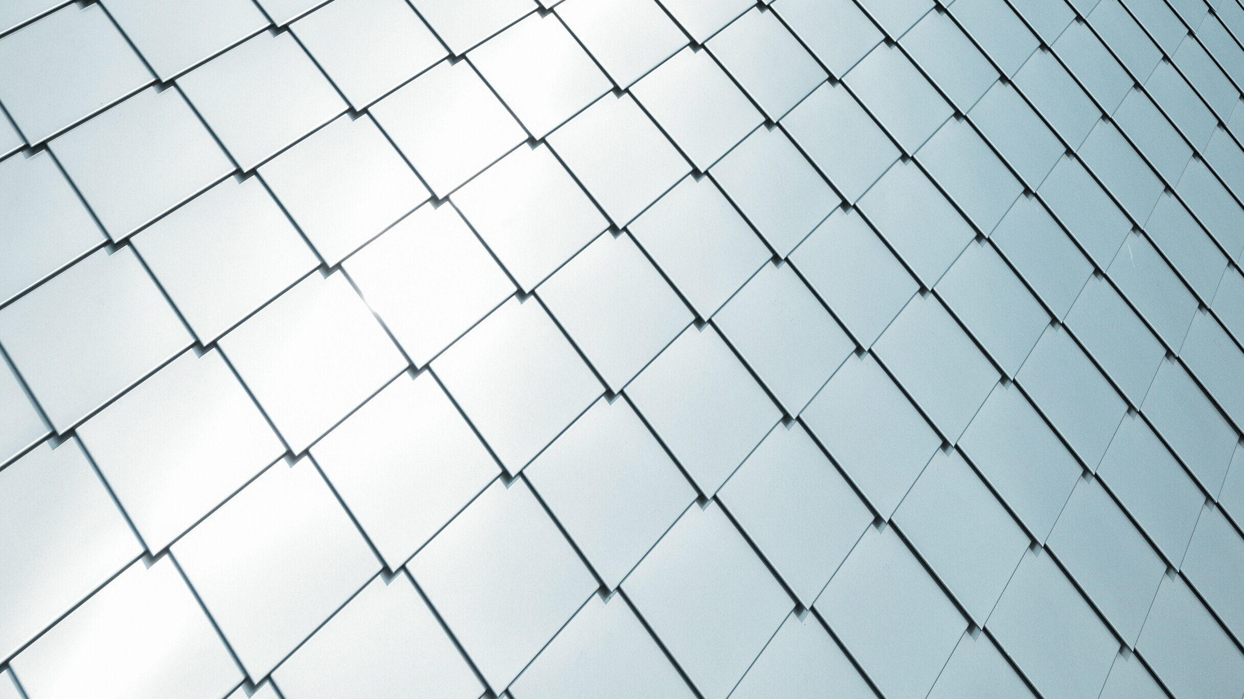 PREFA väggromb 20 × 20 monterad på ytan, detaljvy av valsblank aluminium