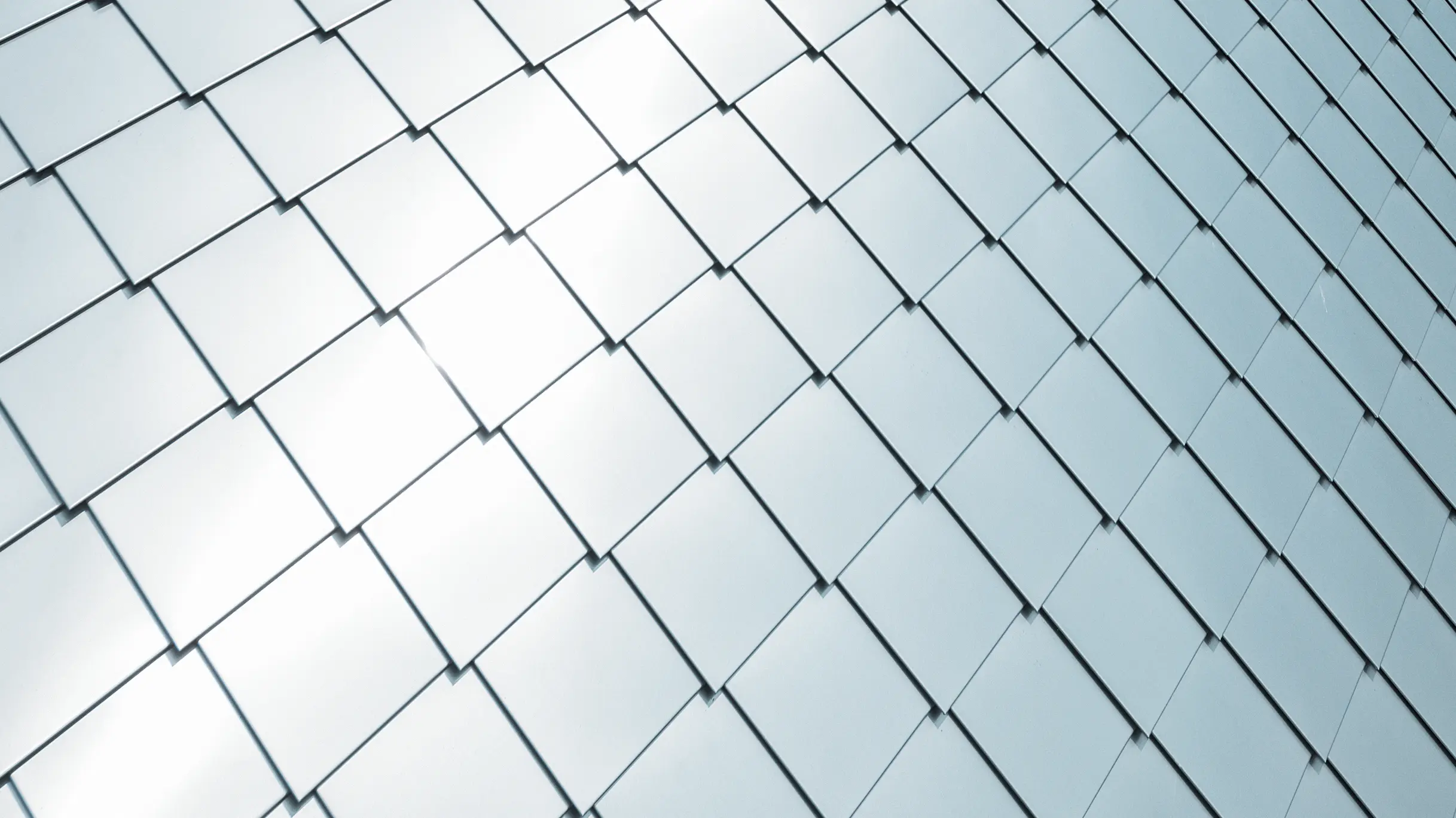 PREFA väggromb 20 × 20 monterad på ytan, detaljvy av valsblank aluminium