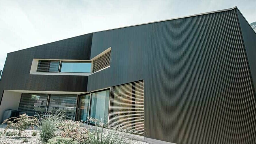 nybyggd villa med modern fasadbeklädnad från PREFA