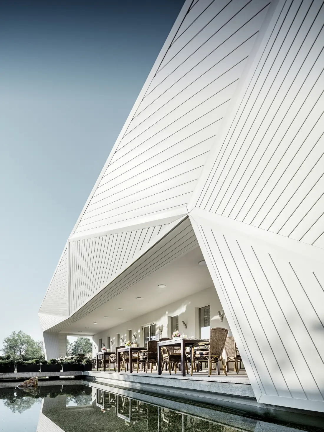Restaurangen Mimama i Budapest, vars 3D-fasad belades med PREFA fasadpaneler i prefavit.