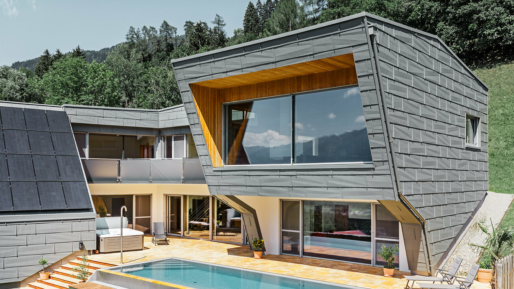 Modernt enfamiljshus med PREFA tak- och fasadpanel FX.12 i P.10 ljusgrå