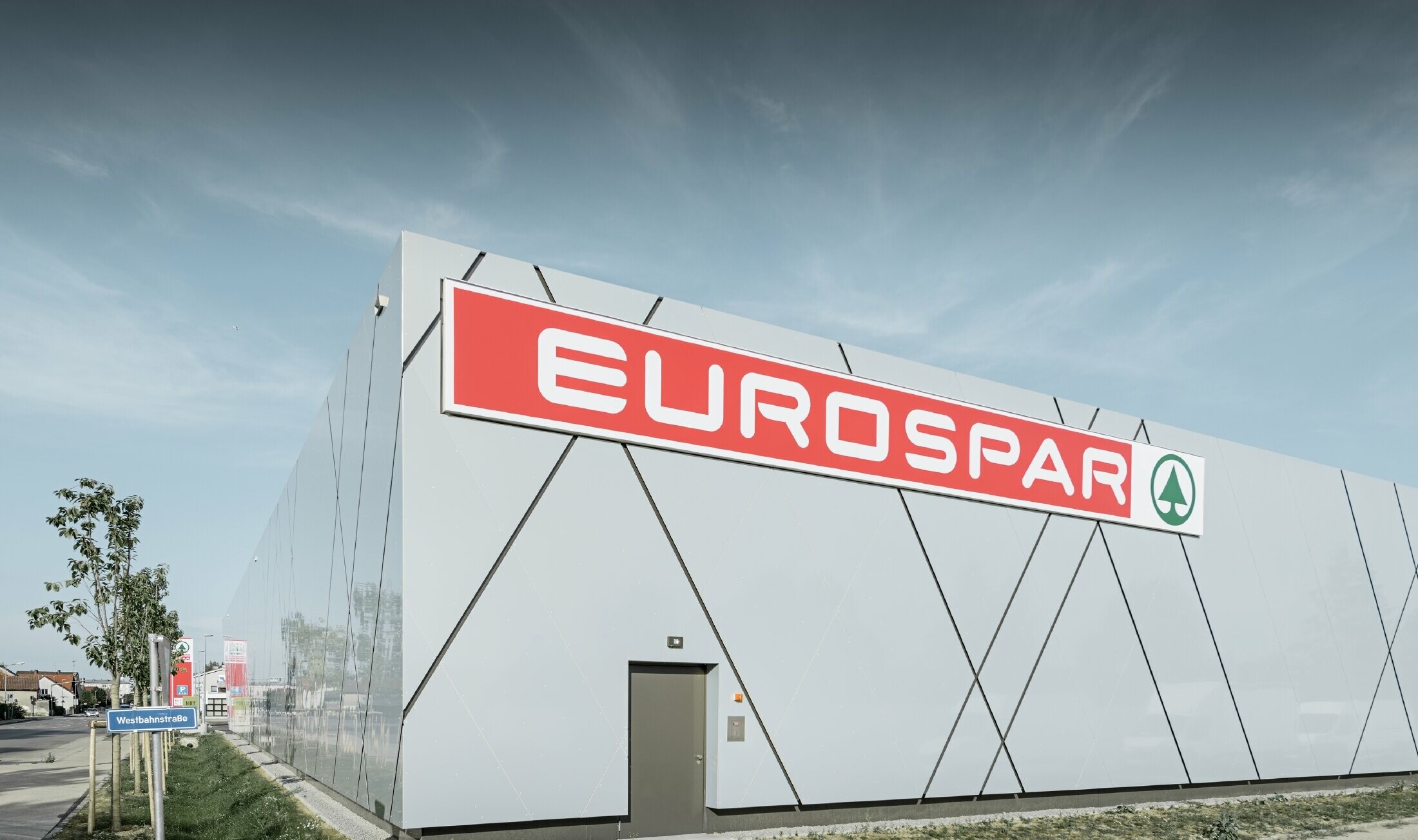 Baksidan på den nya Eurospar-butiken i Wels; fasaden kläddes med PREFA aluminiumkompositskiva i den enastående vackra färgen silverguld.