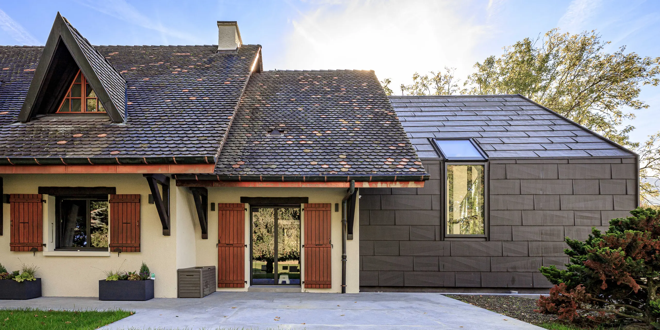 PREFA tak- och fasadpaneler FX.12 i P.10 brun som ett kontrastrikt designelement på tillbyggnaden till en villa i Lully