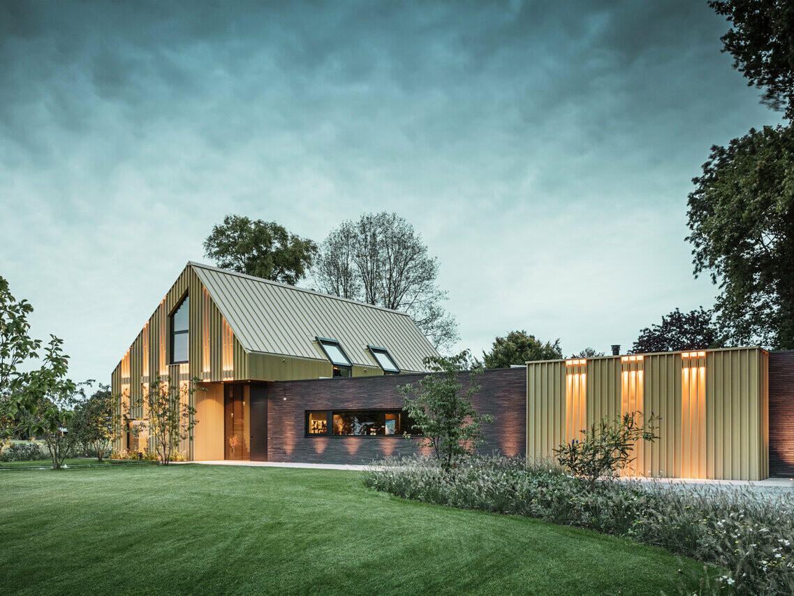 Die PREFA Produkte Prefalz und Falzonal auf dem Einfamilienhaus in Elst (NL). Die Farben Savannenbeige und Anthrazit passen perfekt zur ländlichen, grünen Umgebung.
