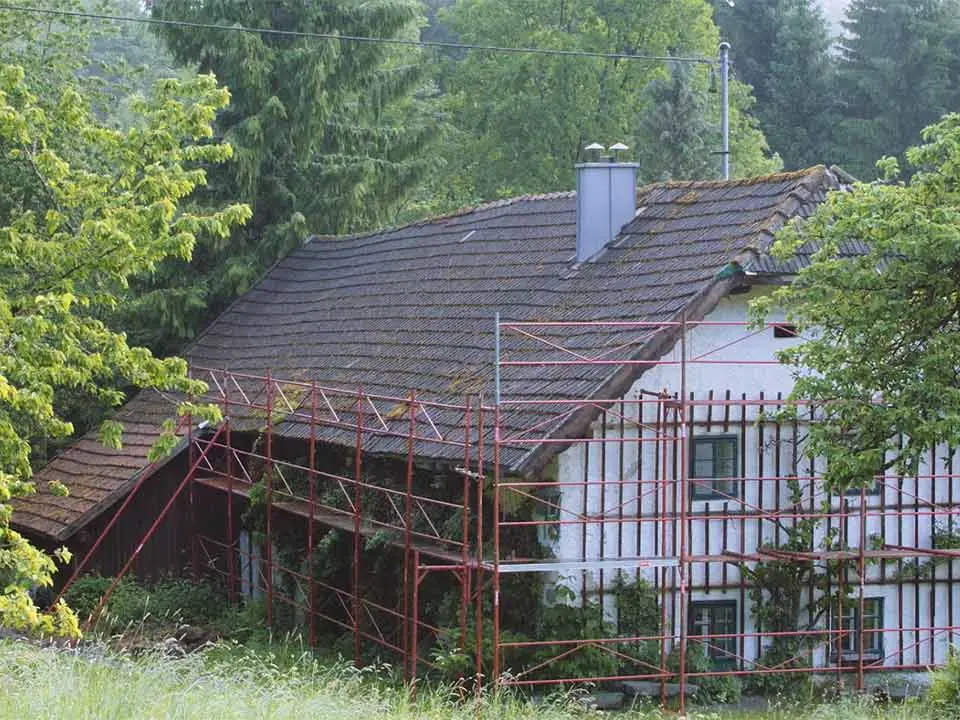 Ett gammalt enfamiljshus innan takrenoveringen med PREFA 