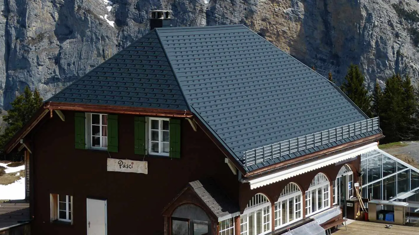 Takrenovering av en bergstuga med halvvalmat tak med PREFA takshingel och snöstoppare