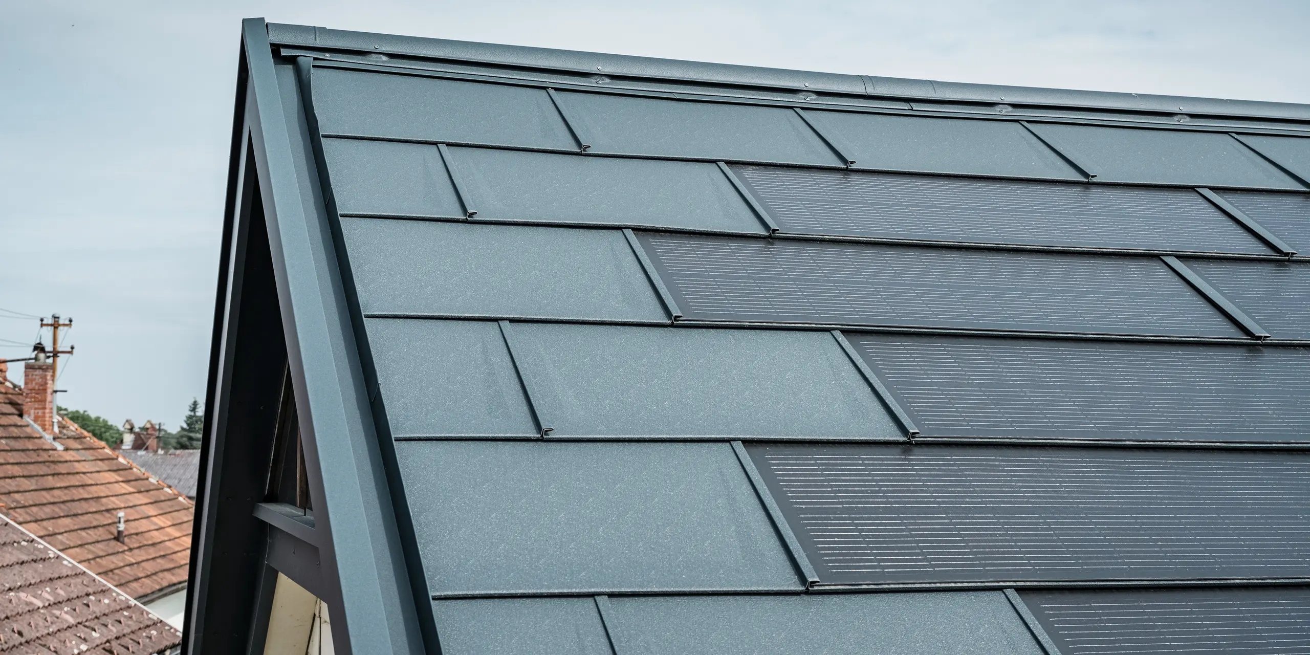 Detaljbild av utlagd solpanel liten solpanel liten i färgen P.10 antracit i kombination med takplatta R.16. 
