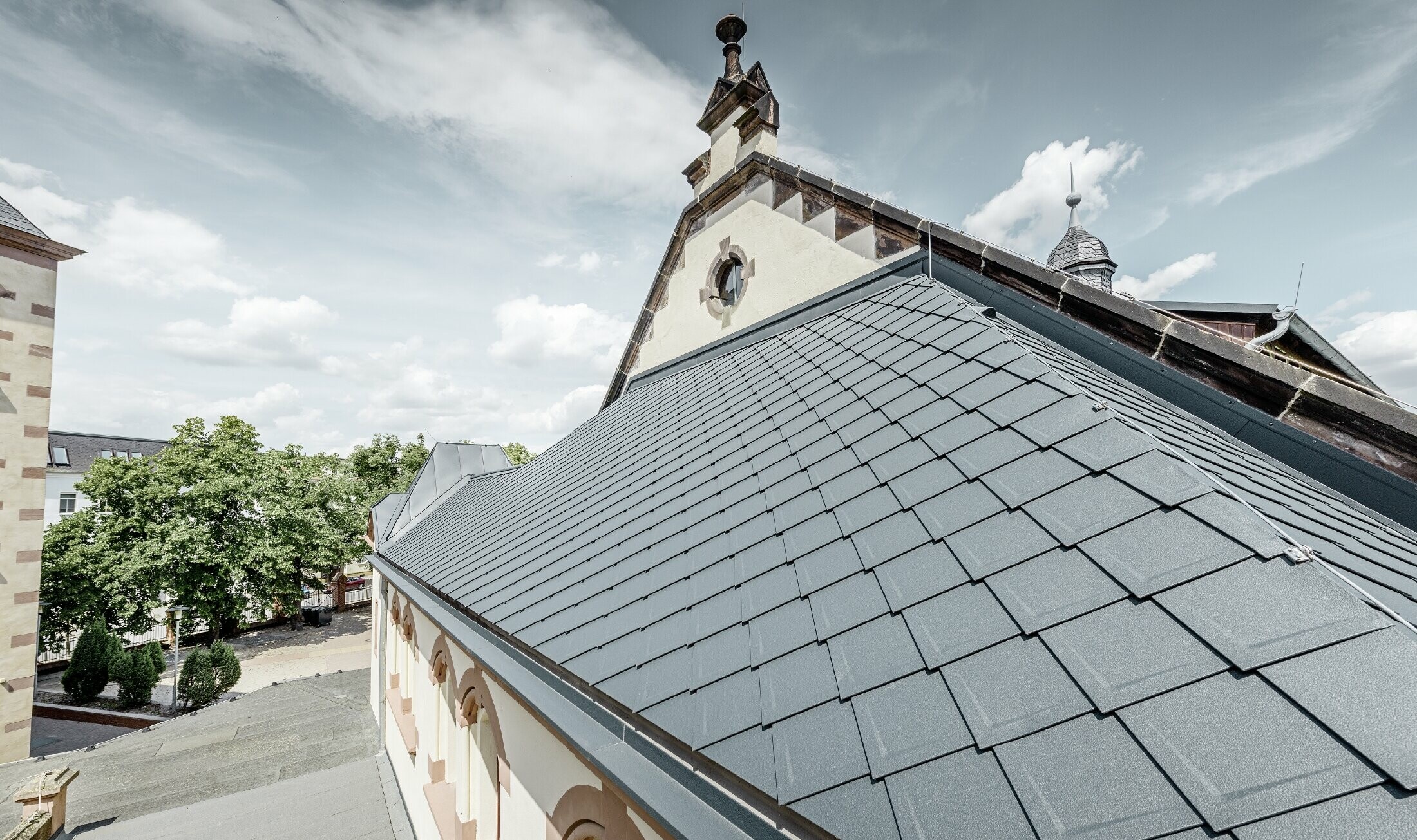 nyrenoverad sporthall på skolan i Lutherstadt Wittenberg med ett aluminiumtak från PREFA, lagt med takromber och prefalz i antracitgrått