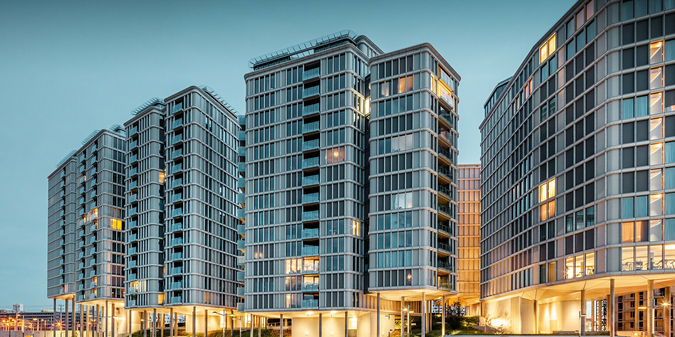 Belvedere i Wien med delar från PREFA vågprofil, silvermetallic, fotograferat under nattetid
