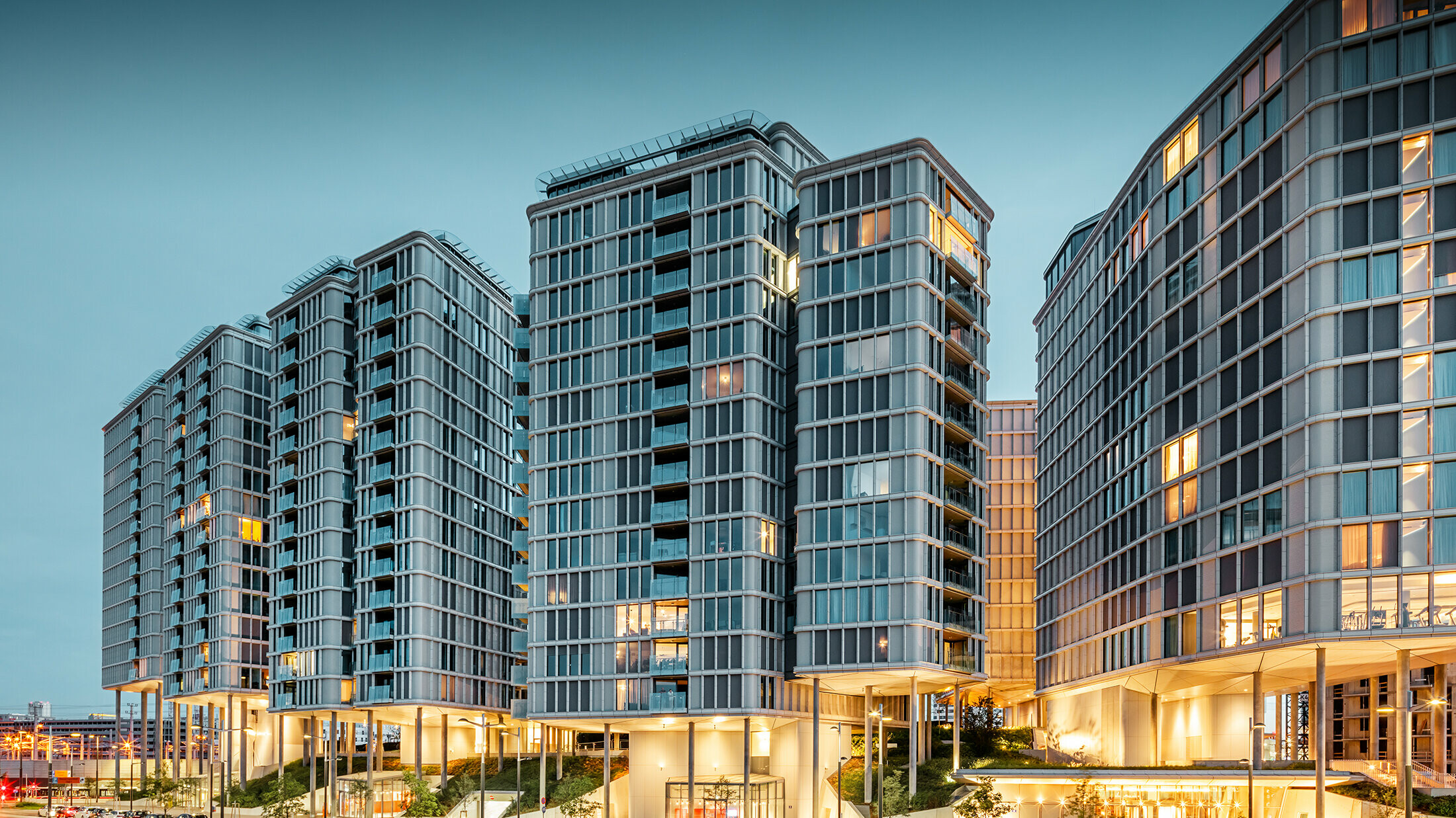 Belvedere i Wien med delar från PREFA vågprofil, silvermetallic, fotograferat under nattetid