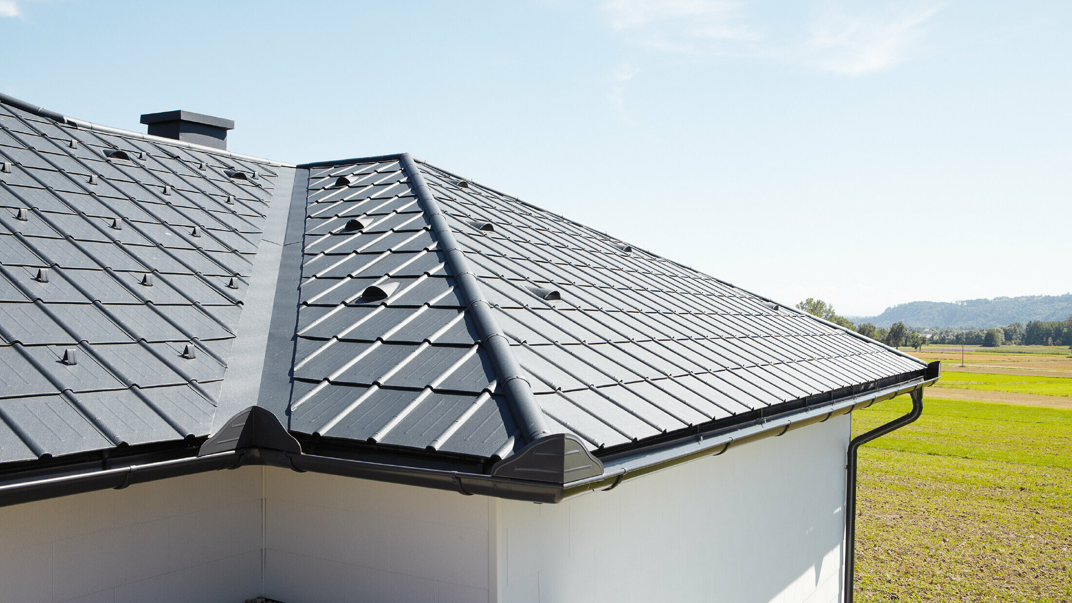 Enplanshus: Taket är täckt med PREFA takplatta och takränna i antracit – en ränndal är också synlig