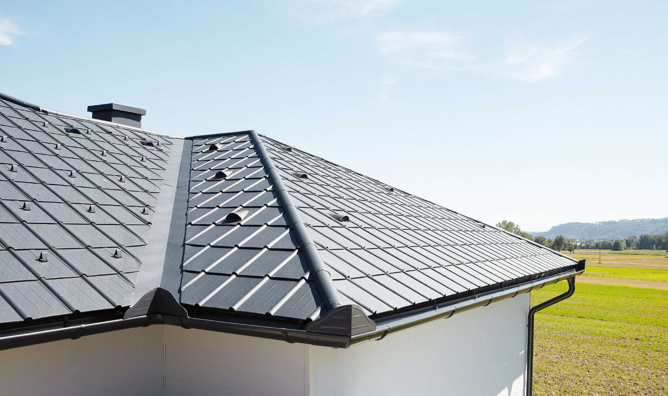 Enplanshus: Taket är täckt med PREFA takplatta och takränna i antracit – en ränndal är också synlig
