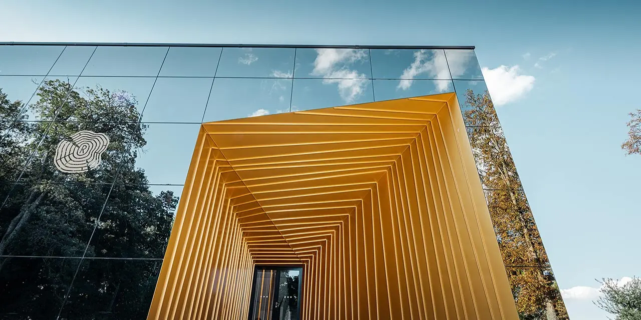 Nybyggd vingård i Rúbaň med stora glasytor och en aluminiumfasad i mayaguld