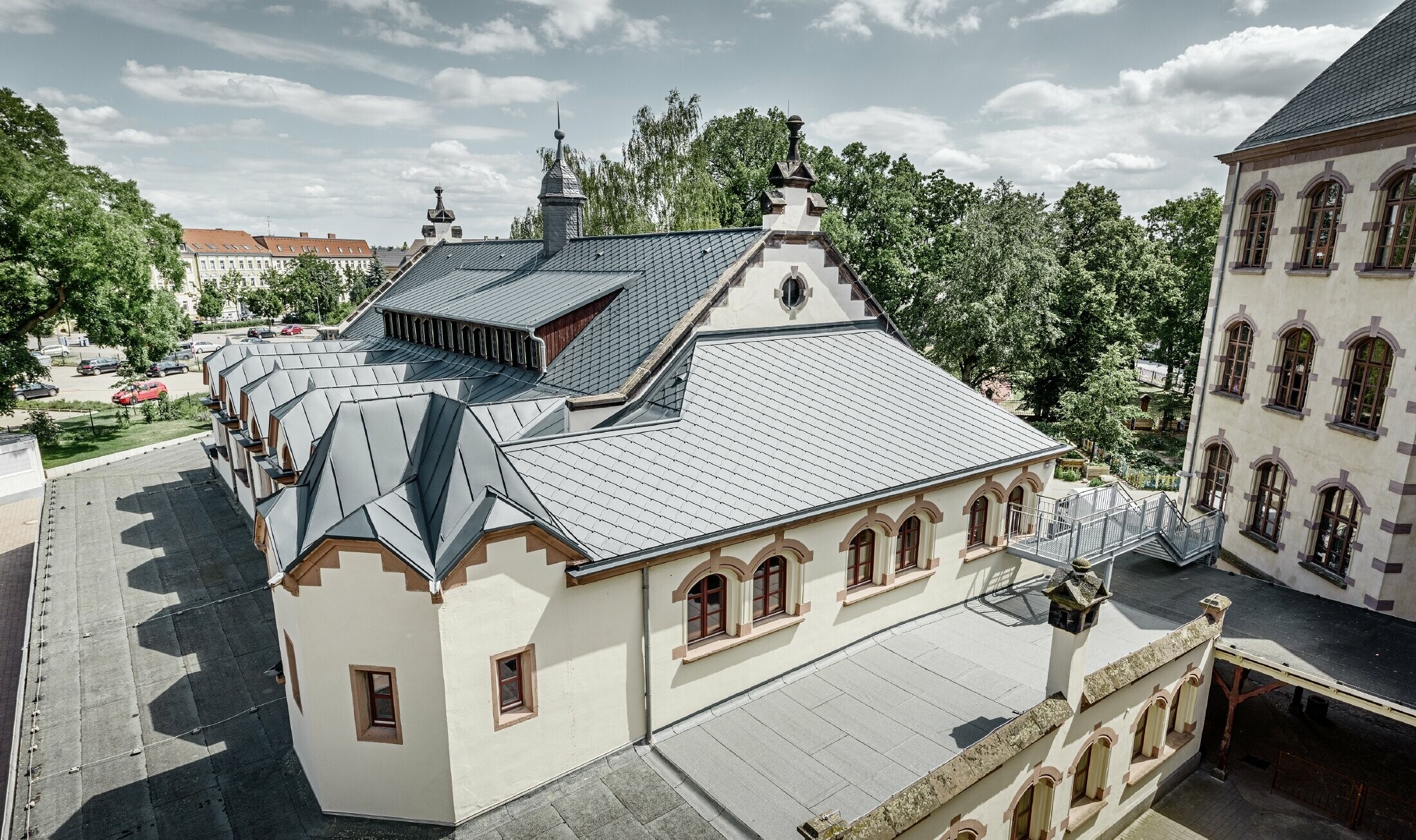 nyrenoverad sporthall på skolan i Lutherstadt Wittenberg med ett aluminiumtak från PREFA, lagt med takromber och prefalz i antracitgrått