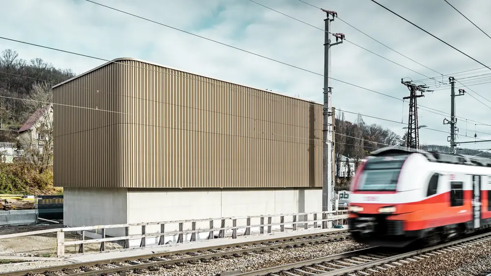 Detaljbild av ÖBB:s teknikbyggnad i Purkersdorf med individuell profil