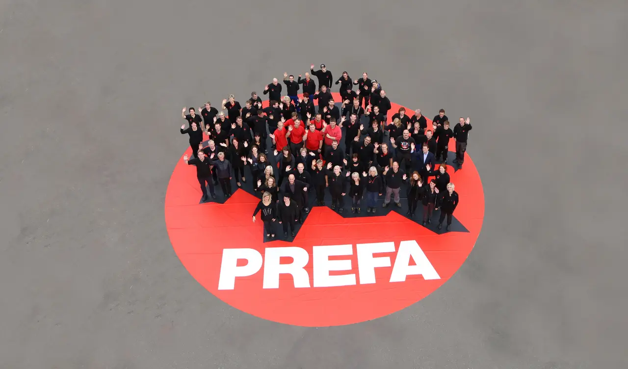 Bild av vinkande PREFA-kontaktpersoner.