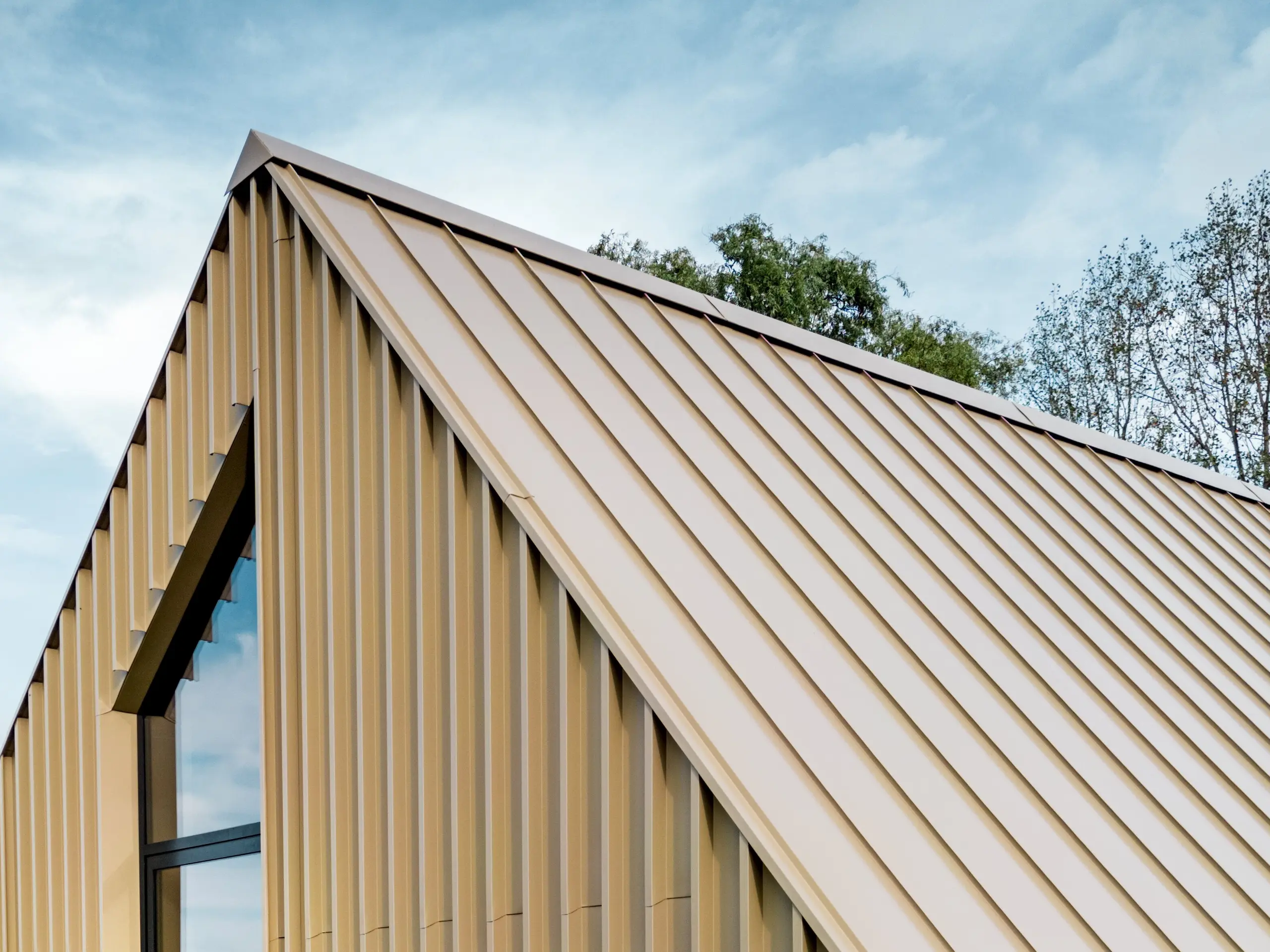 PREFA Falzonal Fassade im Farbton Neukupfer
