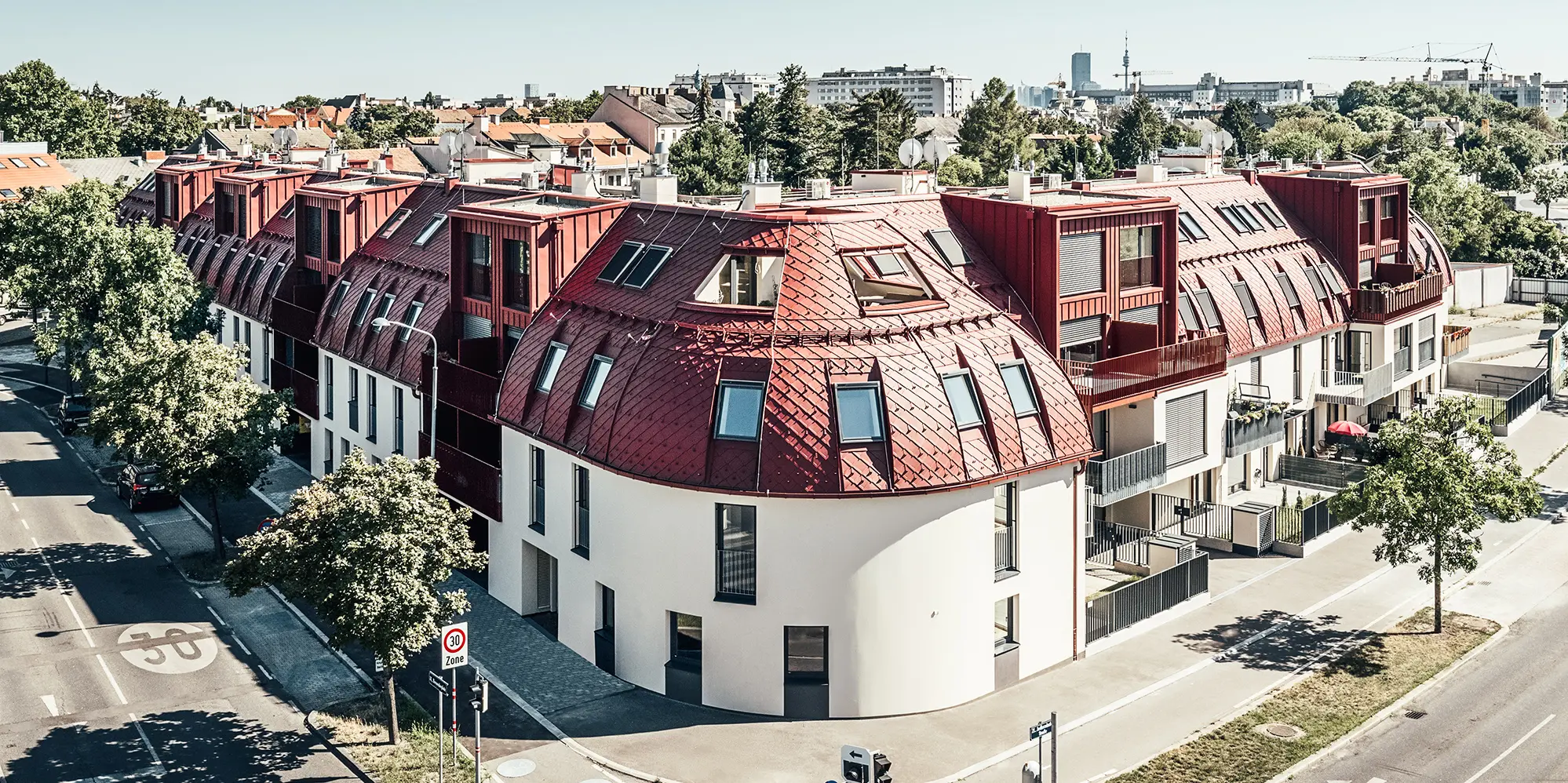Utsikt över bostadsområdet Schöneck 13 och det rundade taklandskapet, ritat av arkitektbyrån schneider+schumacher.