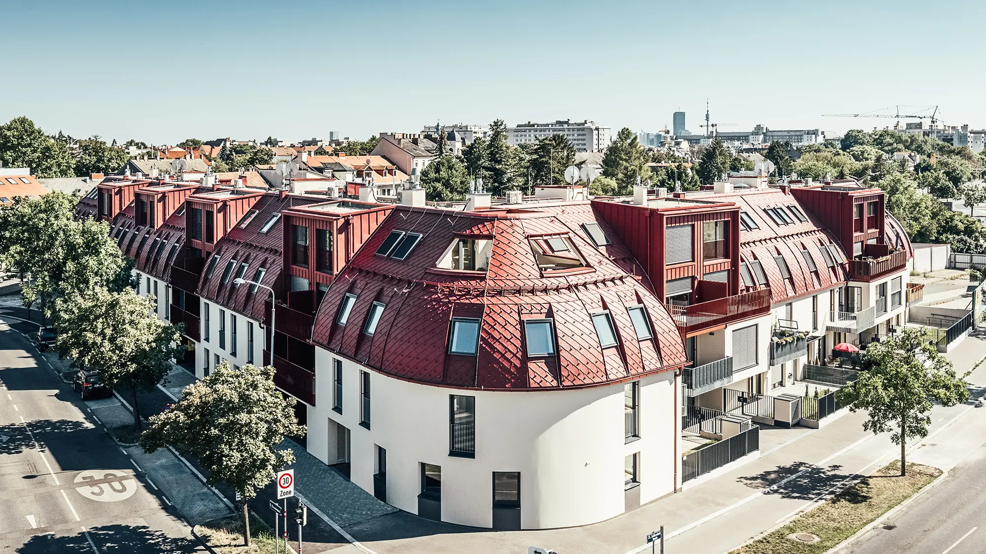 Utsikt över bostadsområdet Schöneck 13 och det rundade taklandskapet, ritat av arkitektbyrån schneider+schumacher.