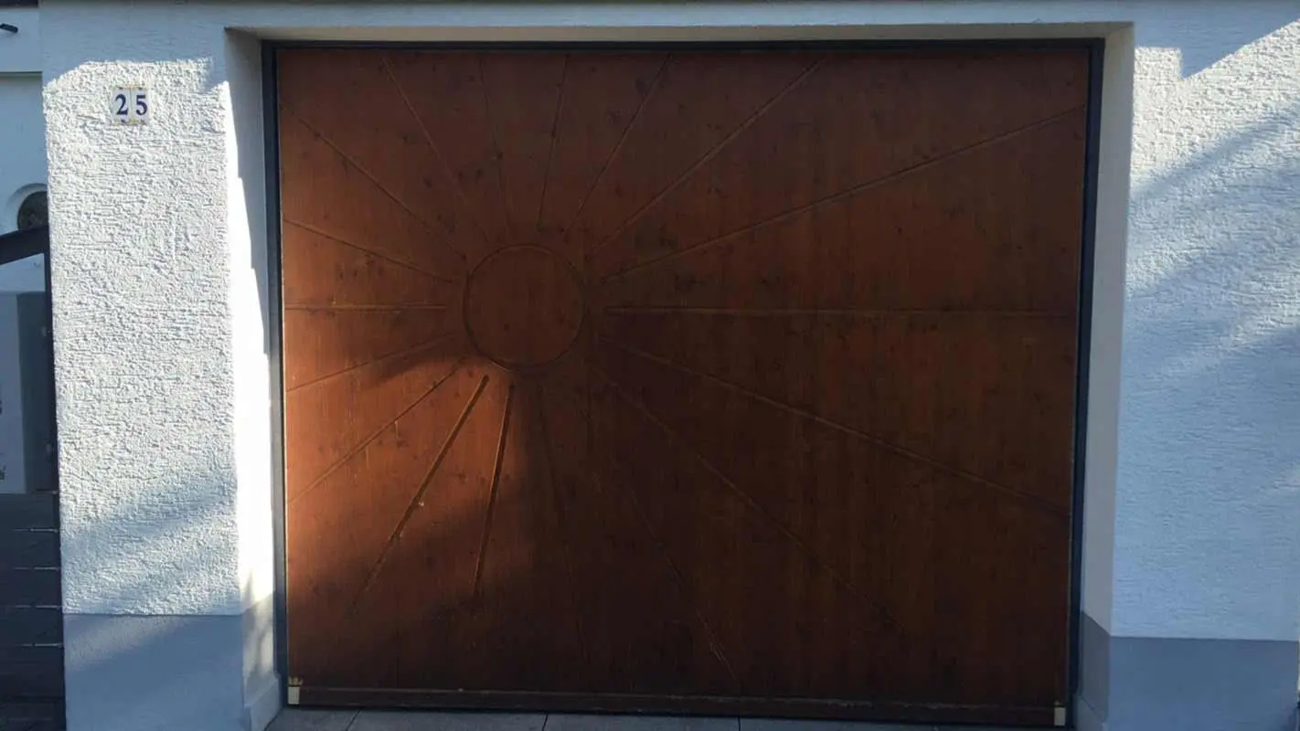 Garagedörr innan beklädnad med sidings av PREFA