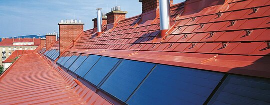 Detaljbild av PREFA-takplattan i tegelrött inklusive snöstoppare i Hugo Breitner Hof.