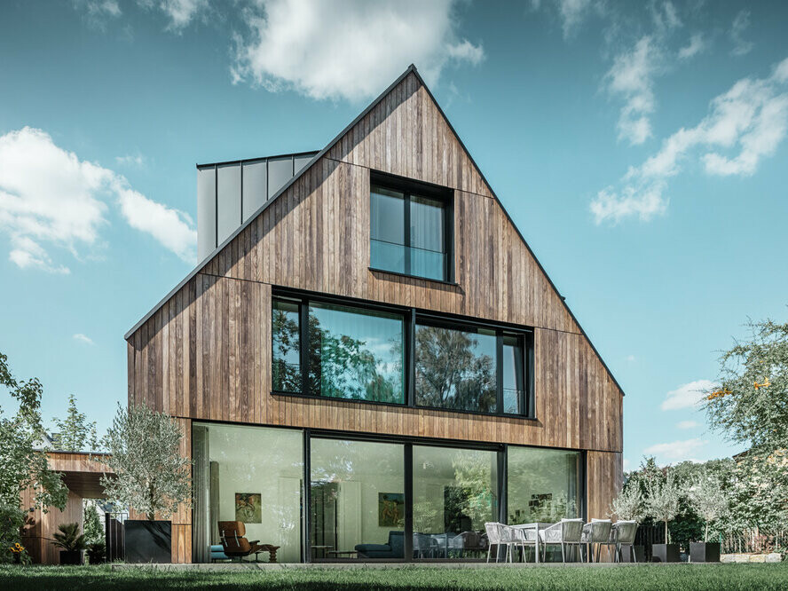 Das Bild zeigt ein Einfamilienhaus in Bad Soden am Tag. Das Dach wurde mit Prefalz in der Farbe P.10 Anthrazit eingedeckt.