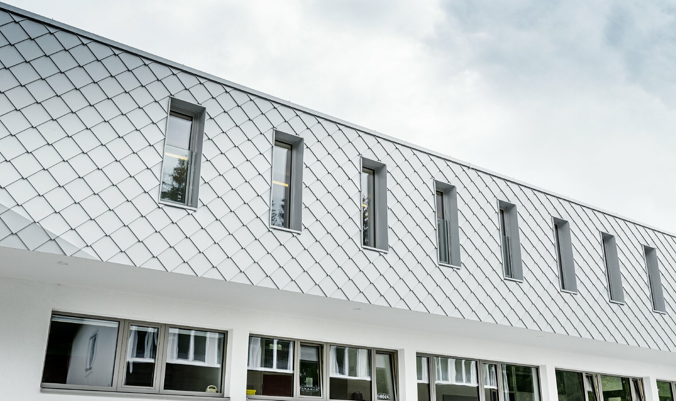 Nybyggd förskola i Kaprun med en modern aluminiumfasad med PREFA väggromb i prefavit