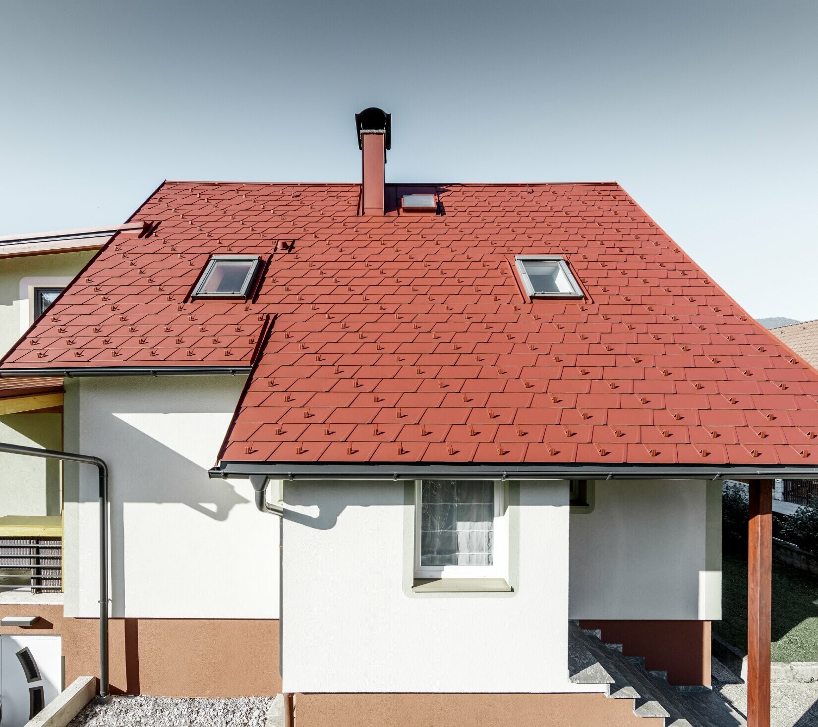 Renoverat enfamiljshus med nytt tak från PREFA med takshingel  DS.19 i färgen oxidröd.