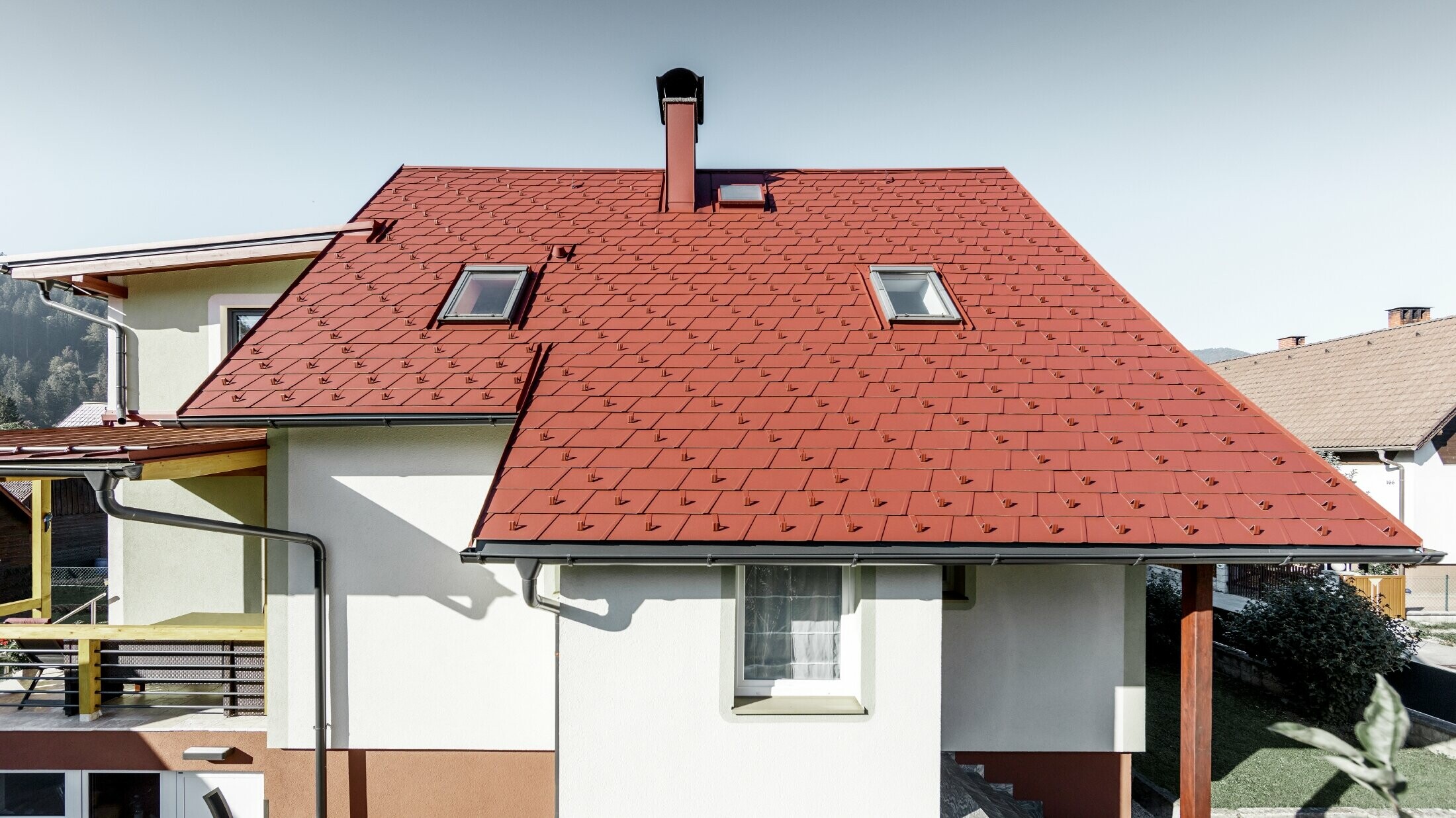 Renoverat enfamiljshus med nytt tak från PREFA med takshingel  DS.19 i färgen oxidröd.