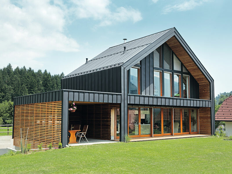 Bostadsbyggnad med flexibelt och hållbart PREFA tak och fasadbeklädnad i antracit aluminium.