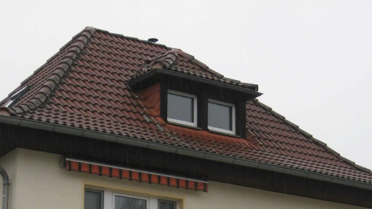 Valmat tak med släpad takkupa före renovering med PREFA takshingel