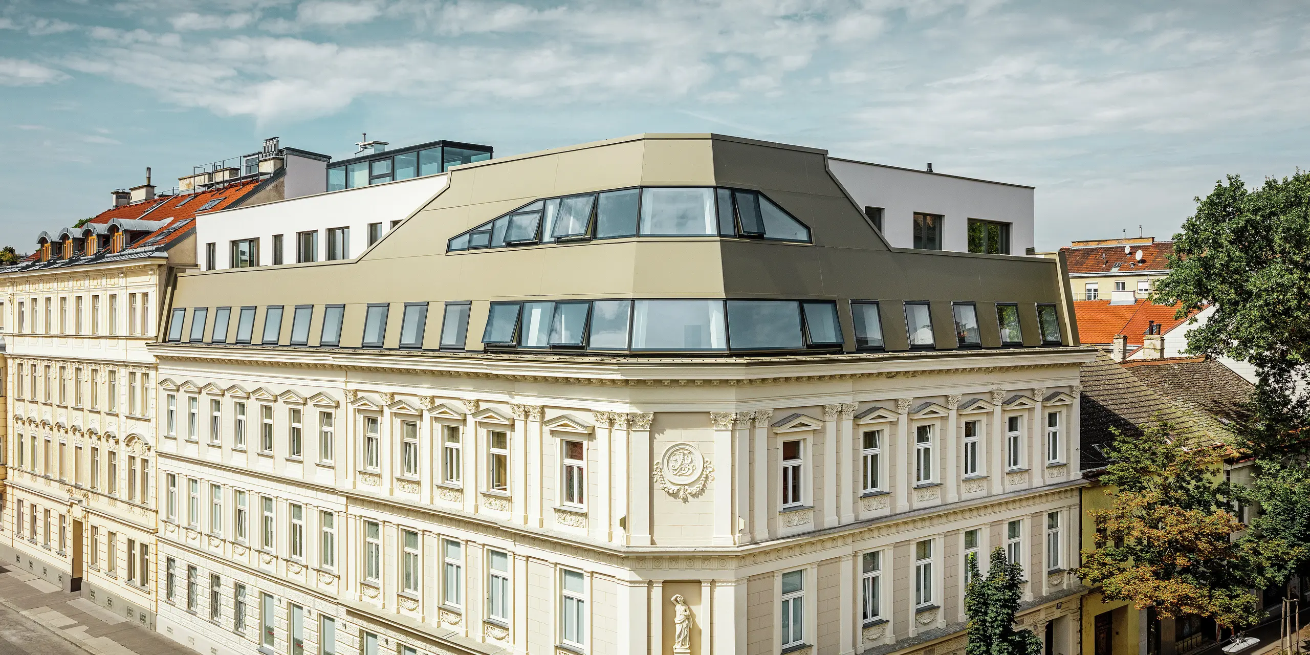 Takpåbyggnad på Schloßhofer Straße i Wien med samverkansplattan i aluminium från PREFA i brons