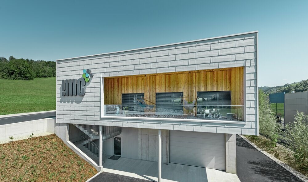 Företagsbyggnad i Ybbsitz med platt tak och aluminiumfasad från PREFA, med fasadpanelen FX.12 i prefavit.