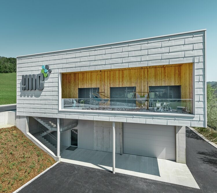 Företagsbyggnad i Ybbsitz med platt tak och aluminiumfasad från PREFA, med fasadpanelen FX.12 i prefavit.