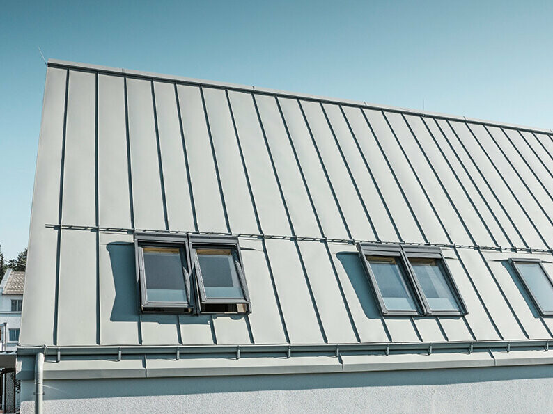 Prefalz falstak i P.10 zinkgrå med takfönster