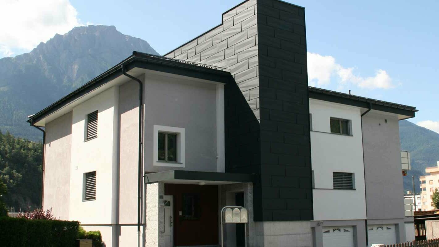 Husutbyggnad och fasadbeklädnad med PREFA fasadpanel FX.12 i P.10 antracit