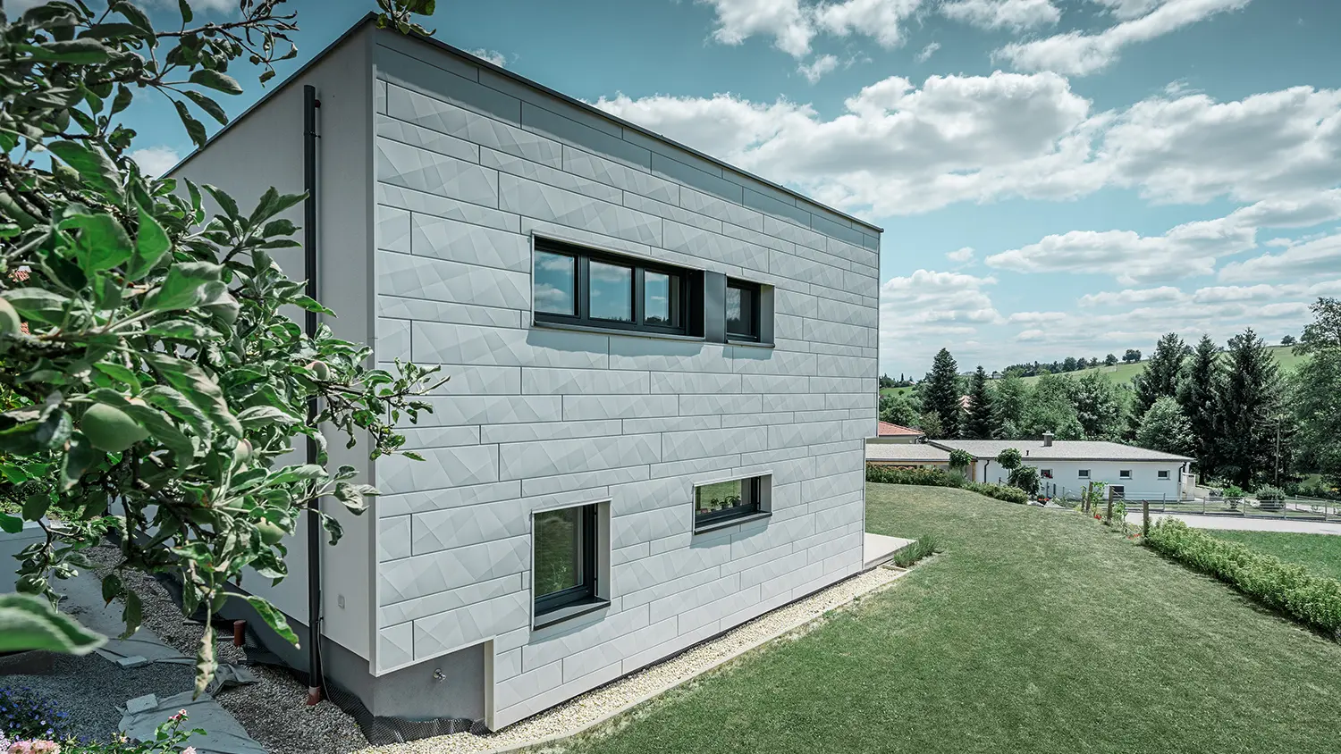 Sidovy av en modern villa med utsikt över Siding.X-fasaden.