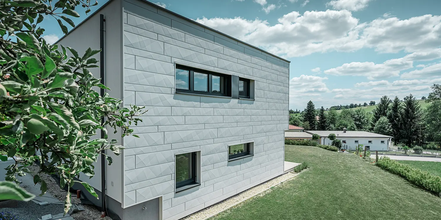 Sidovy av en modern villa med utsikt över Siding.X-fasaden.
