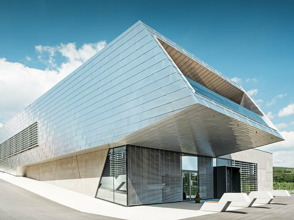 Vinkompetenscentrum Krems med PREFALZ tak- och fasadelement som panelbeklädnad