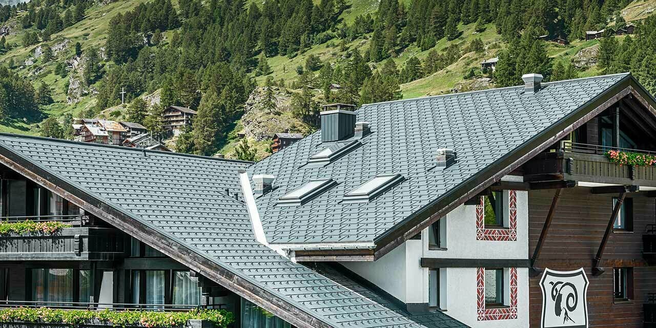 Hotell Alpenhof i Zermatt med utsikt över Matterhorn, balkonger, mörk träfasad och ett aluminiumtak från PREFA i antracitgrått