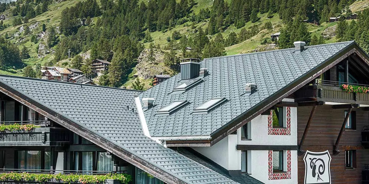 Hotell Alpenhof i Zermatt med utsikt över Matterhorn, balkonger, mörk träfasad och ett aluminiumtak från PREFA i antracitgrått