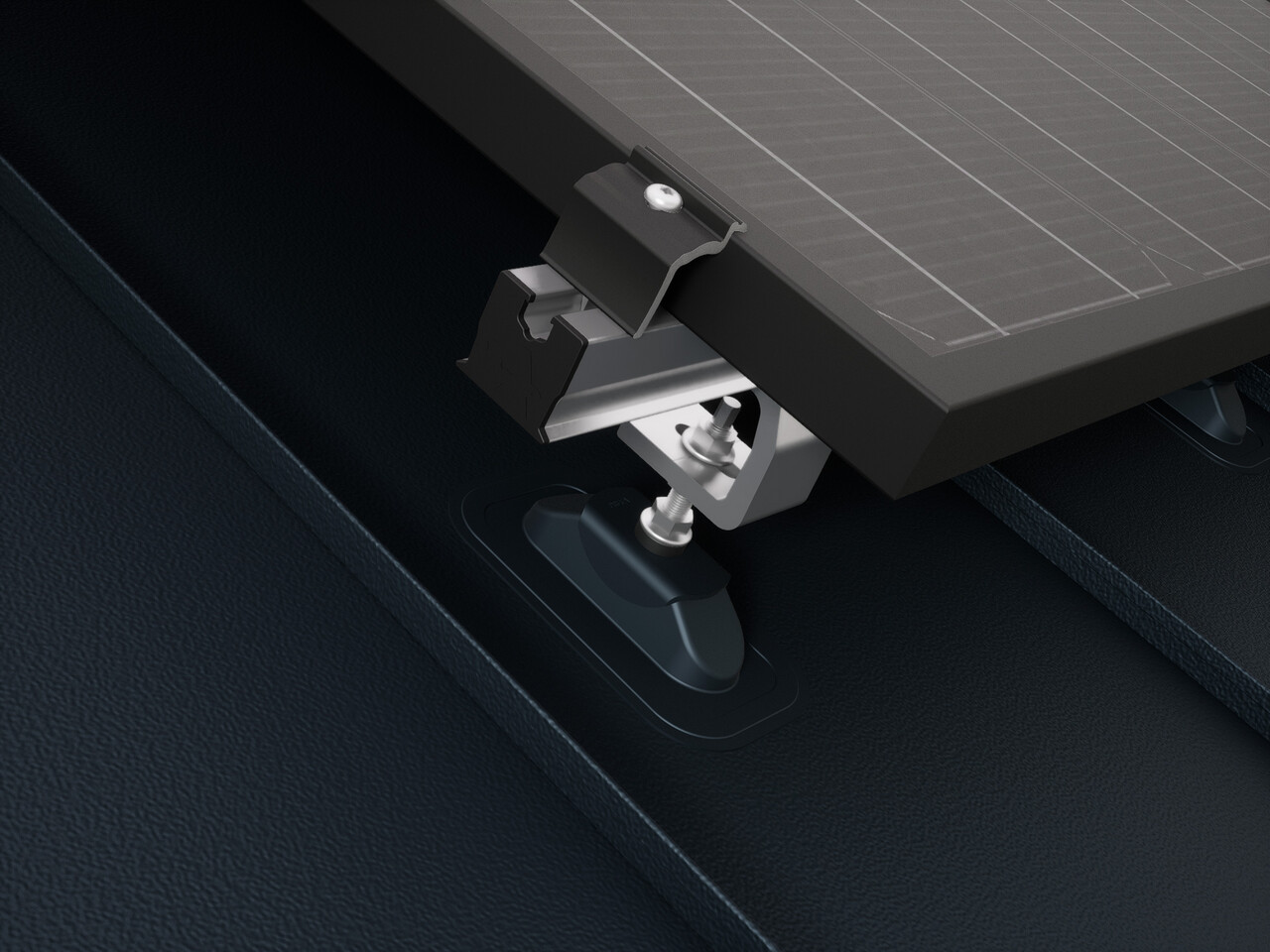 Nahaufnahme des PREVARIO Sunny Solarhalters, montiert auf einem PREFALZ Dach, welcher die Profilschiene trägt. Das Solarmodul wurde mit der PREVARIO Endklemme auf der Profilschiene befestigt. 