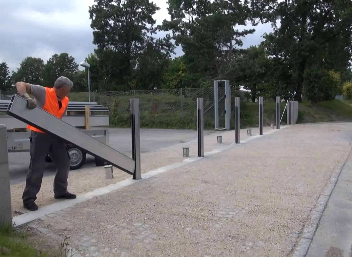 En man installerar PREFA-systemet för översvämningsskydd.