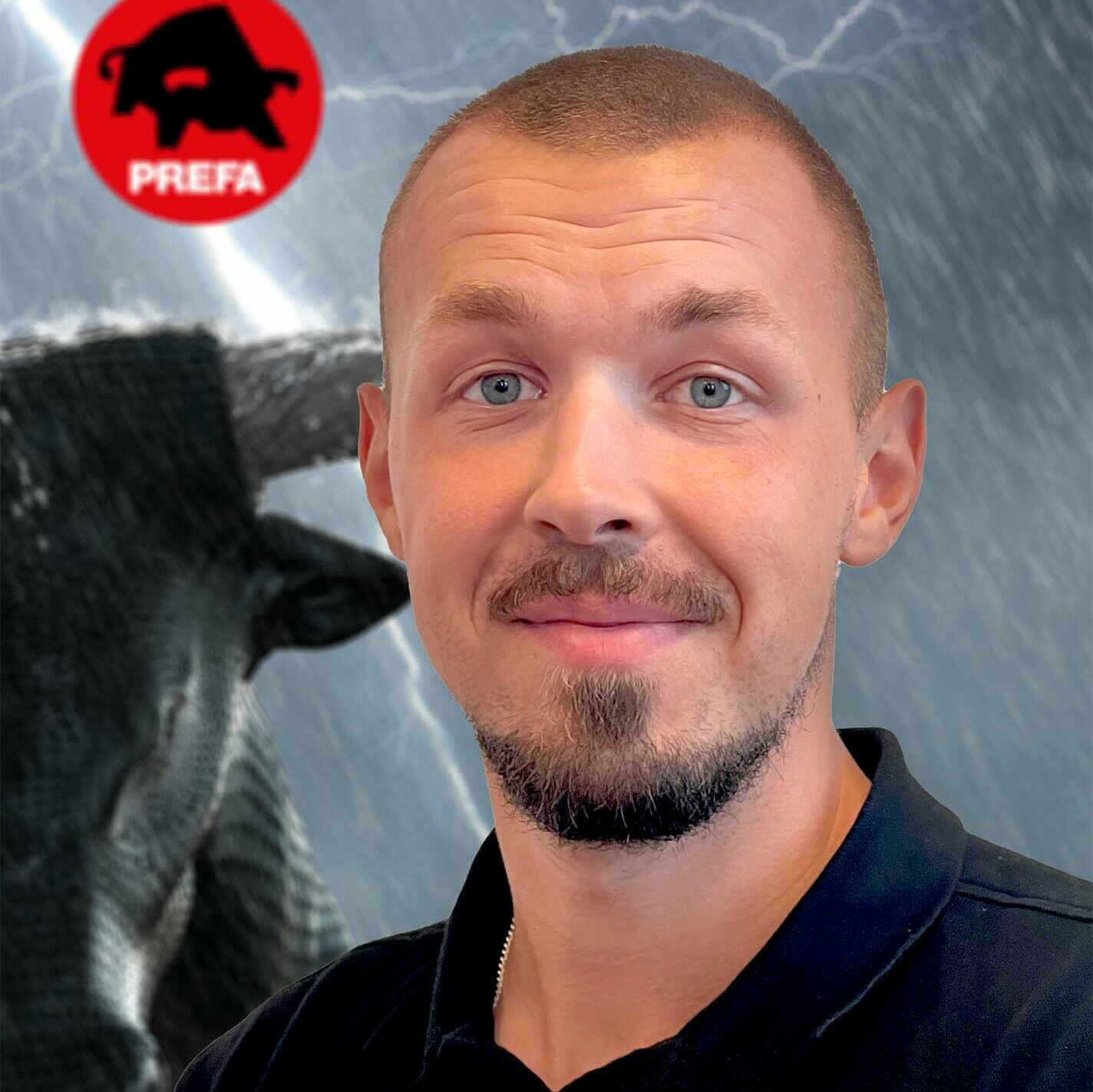 PREFA Mitarbeiter Sebastian Bondesson in schwarzen PREFA Shirt vor dem Regenstier-Hintergrund mit PREFA Logo in der linken oberen Ecke.