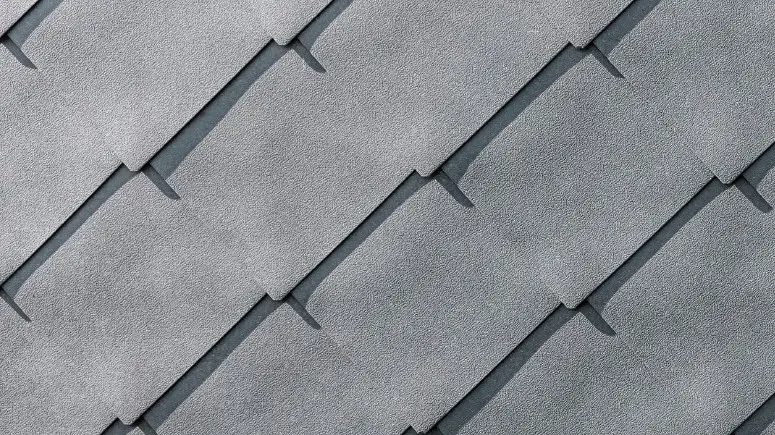Detaljbild på PREFA aluminiumväggromber 44 × 44 i P.10 stengrå