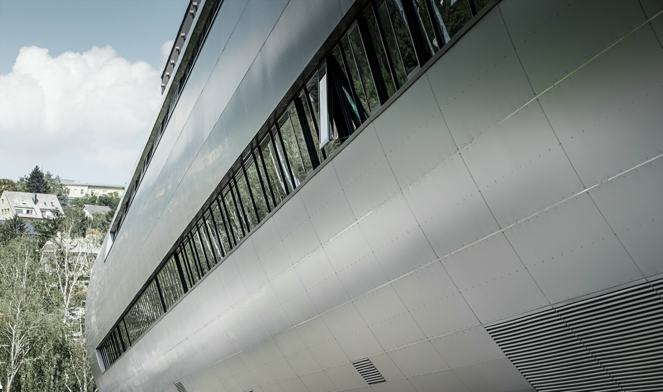 Sidovy av ”Röret” på Allianz Stadium i Wien för SK Rapid. Röret är klätt med aluminiumkompositplattor i silvermetallic.