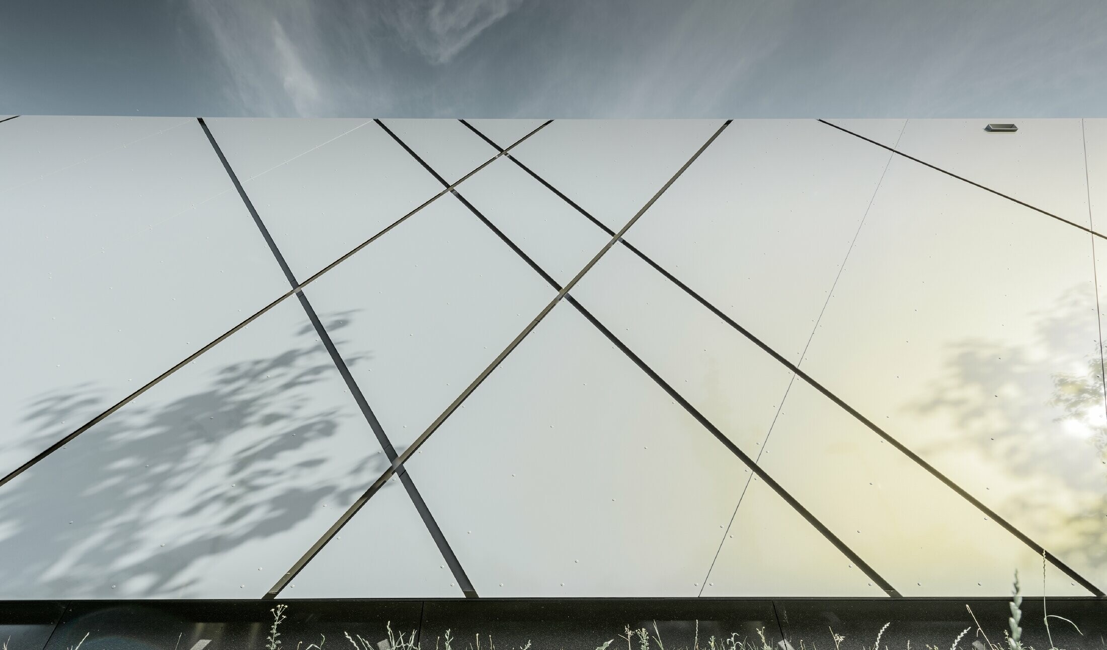 Bild på Eurospar filialen i Wels, nitad fasadbeklädnad med panel i aluminiumkomposit från PREFA i silverguld.