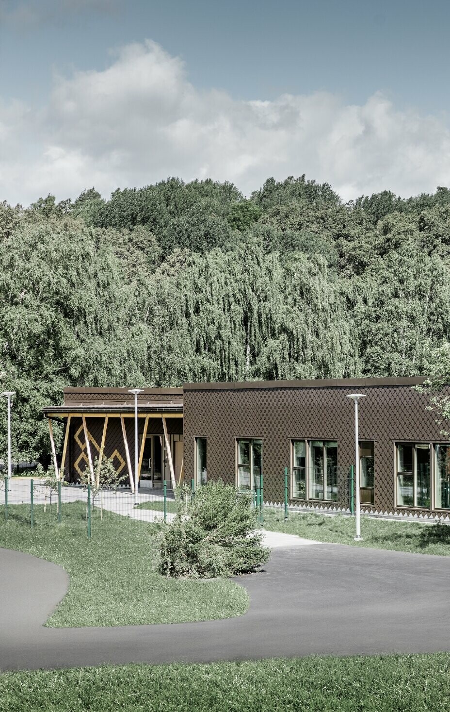 Fasadbeklädnaden på förskolan i Stockholm utfördes med PREFA väggromb 20 i färgerna brun och mayagold.