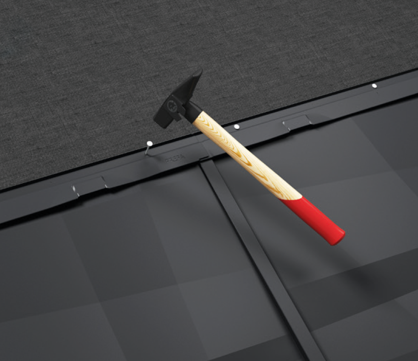 PREFA takpanel FX.12 fästs på underkonstruktionen med spik med hjälp av en klammerlist på produkten.