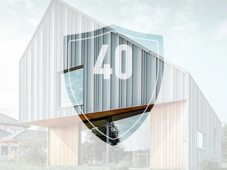 Bilden visar en skylt med siffran ”40”, som ska representera garantin för PREFAs aluminiumprodukter, framför ett modernt enfamiljshus.